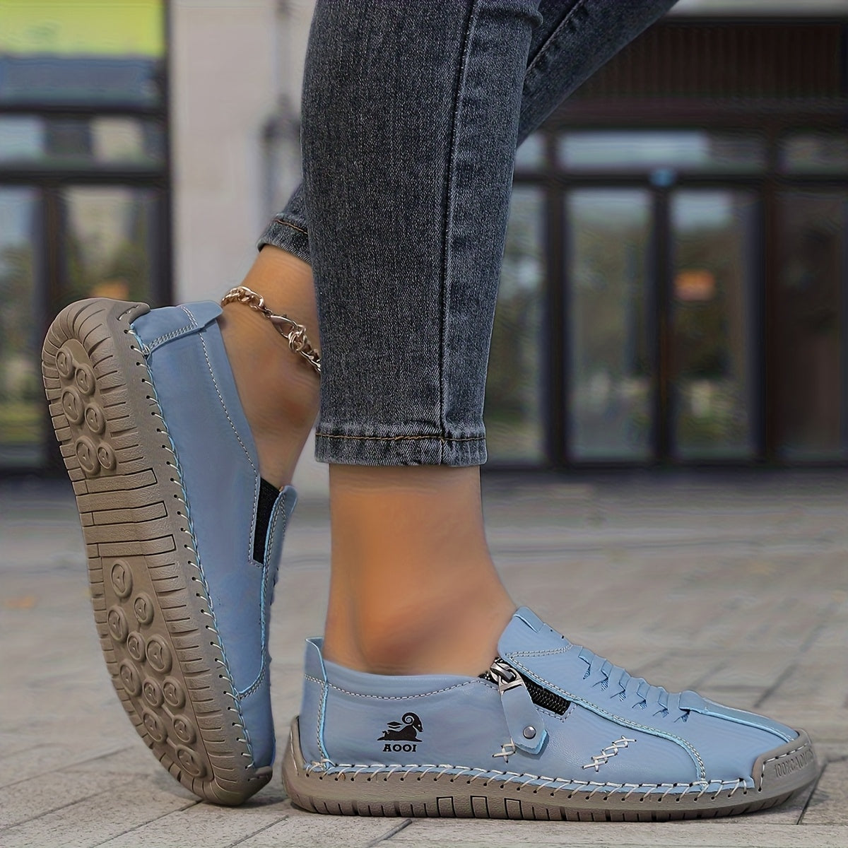 Nila – Elegant comfort with a practical zipper