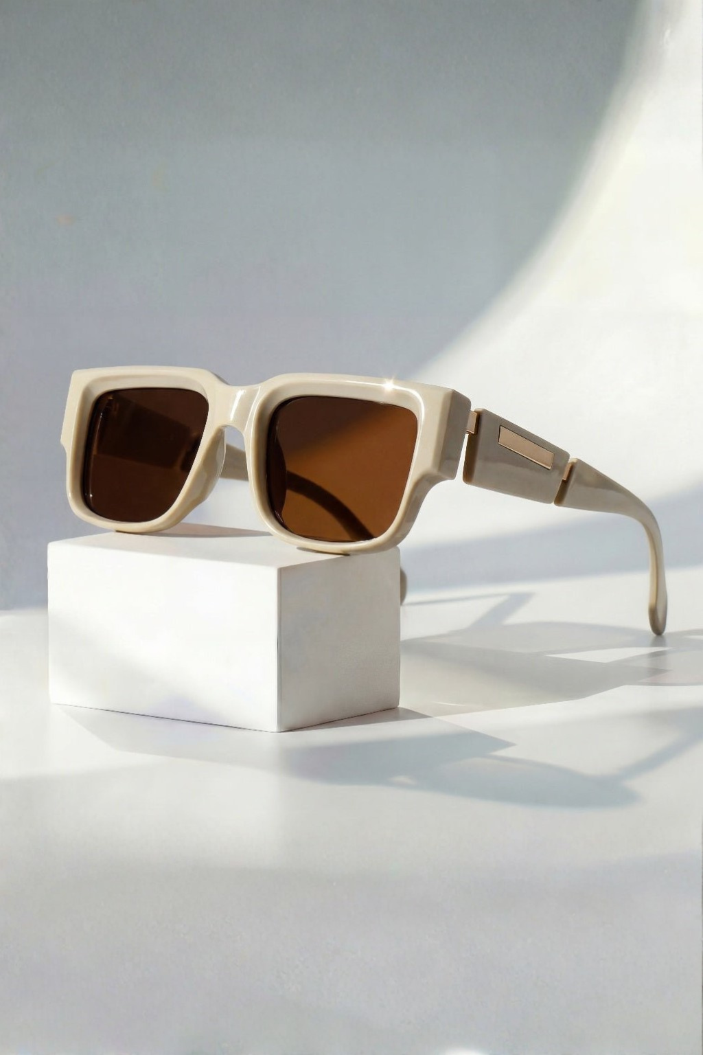 Juna | Oversized Square Frame Sunglasses