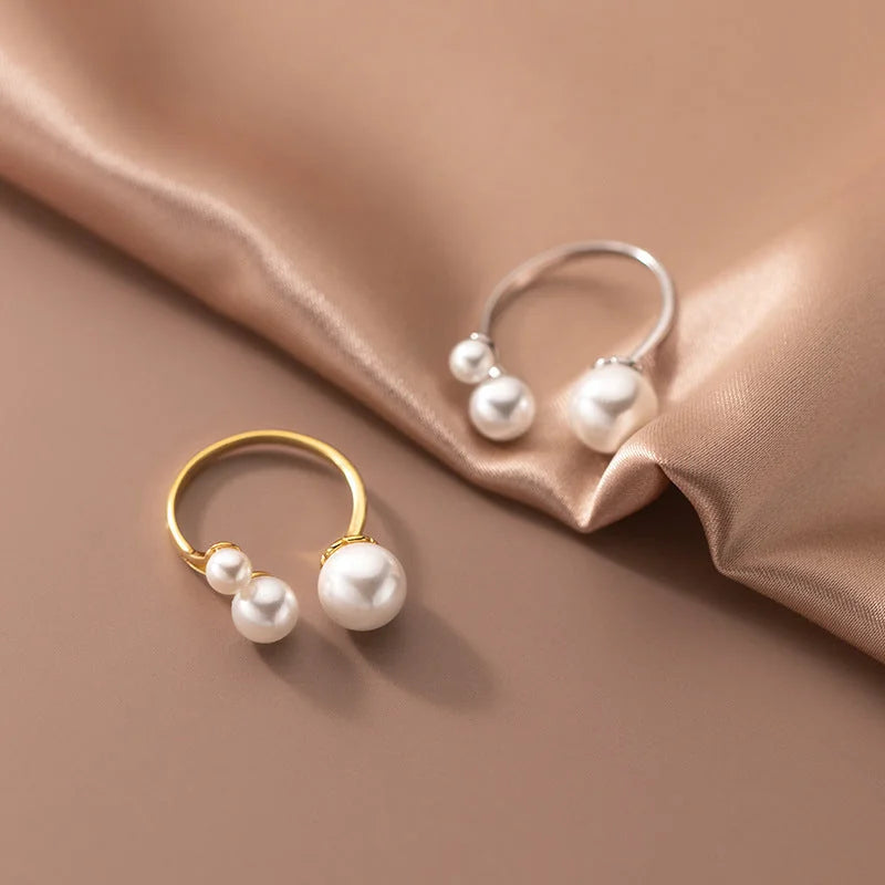 Elegant Ring with Pearl Trio