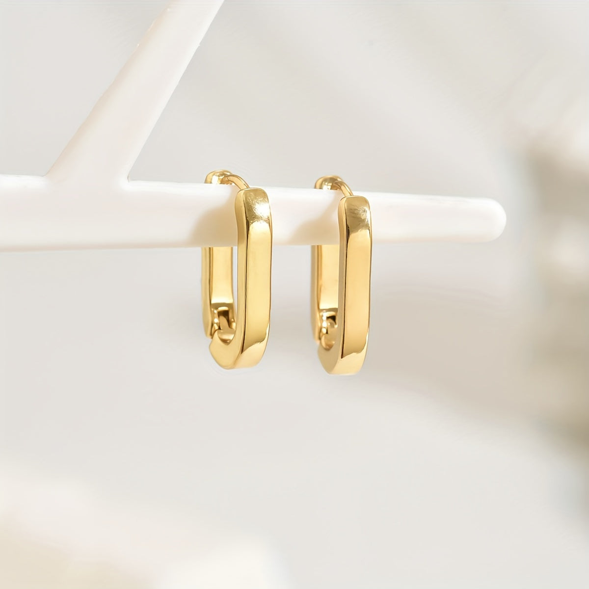Elegant geometric-shaped hoop earrings